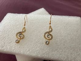 Elegante, goldfarb. Ohrringe Notenschlüssel funkelnde Steine