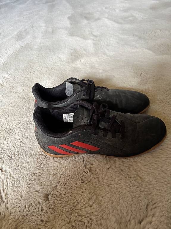 Adidas Scarpe per ragazzi: Schwarze Adidas Hallenschuhe – Usato da Lenk im Simmental venduto da niczbaeren 1