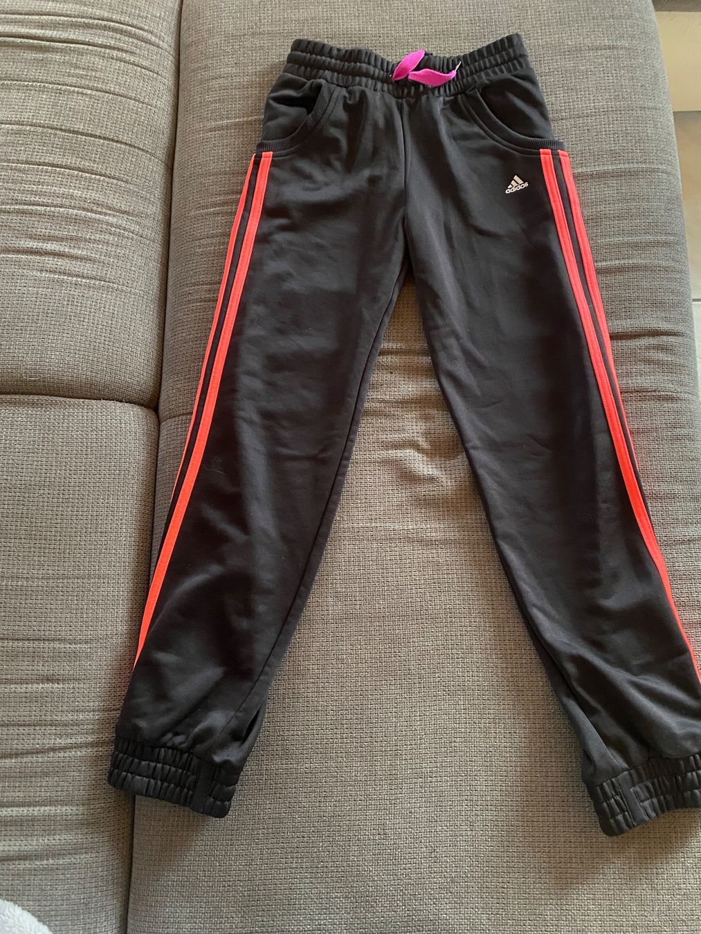 Adidas Pantaloni: Adidas Trainerhose Grösse 152 – Usato da Lausen venduto da Pesche31