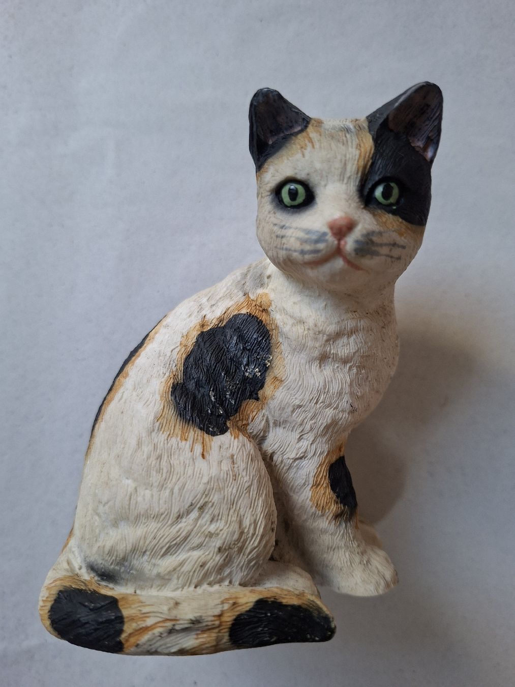 Tutte le decorazioni: Deko Katze sitzend dreifarbig Figur 9,5 cm – Usato da Klingnau venduto da vollmond36