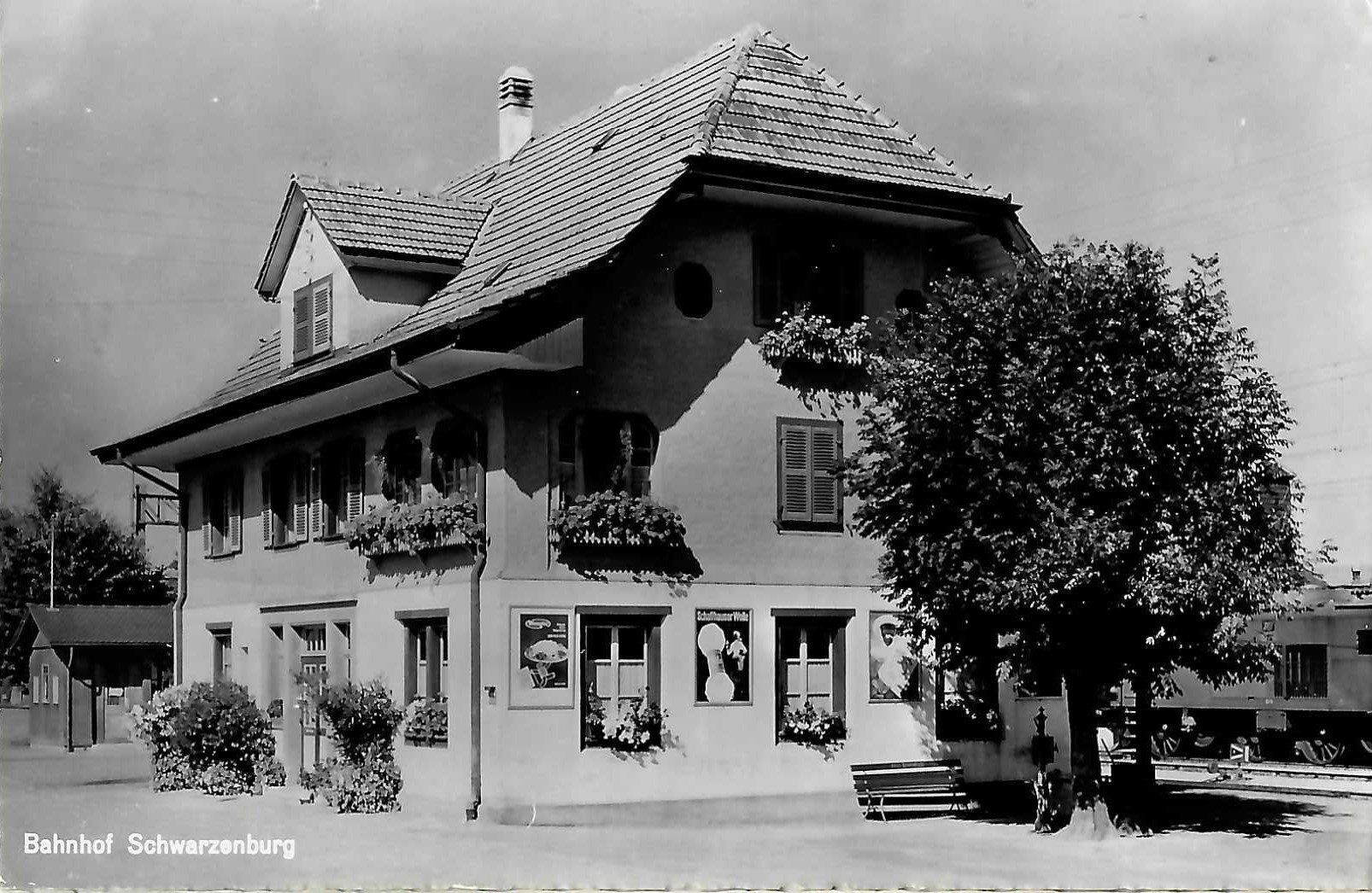 Cartoline postali: Schwarzenburg BE Ortsansicht Bahnhorf , 1960 – Usato da Solothurn venduto da Bepposol