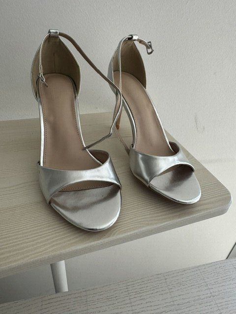 Damenschuhe: SEXY SANDALETTEN GR. 39 SILBER – Neu (gemäss Beschreibung) aus Opfikon von onlineschweiz