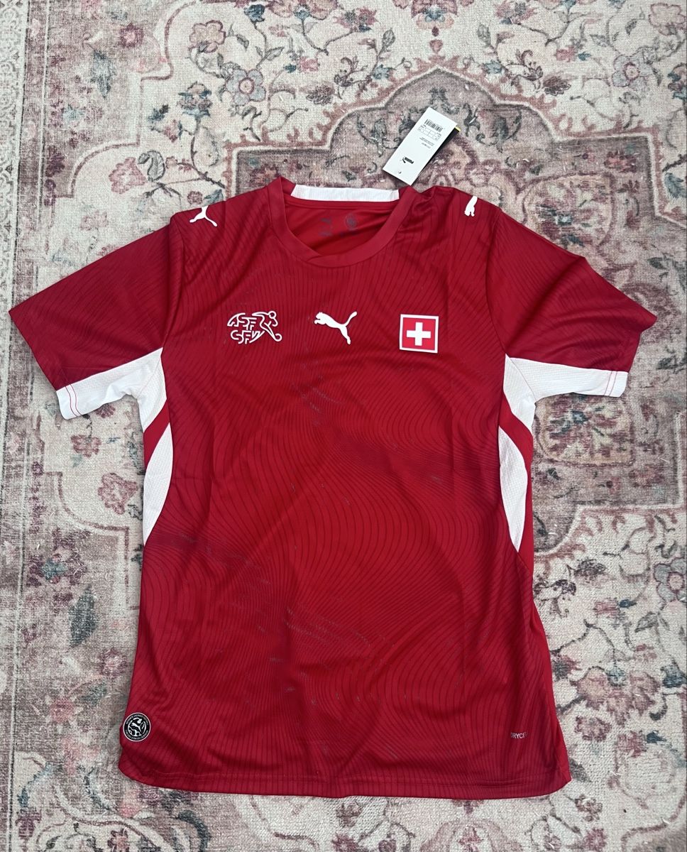 Schweizer Nati Canottiere & Pantaloni: Schweizer WM Trikot 2026 – Nuovo e nell'imballaggio originale da Zürich venduto da riz_w5hj