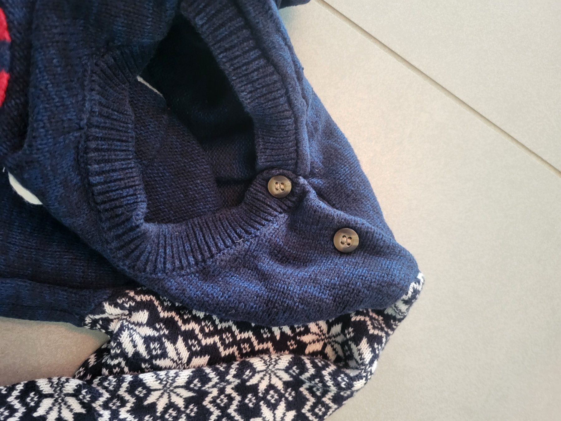 Kleiderpakete & -sets: Kleiderpaket Winter Pyjama und Pulli gr. 122 128 – Gebraucht aus Boswil von i12i 3