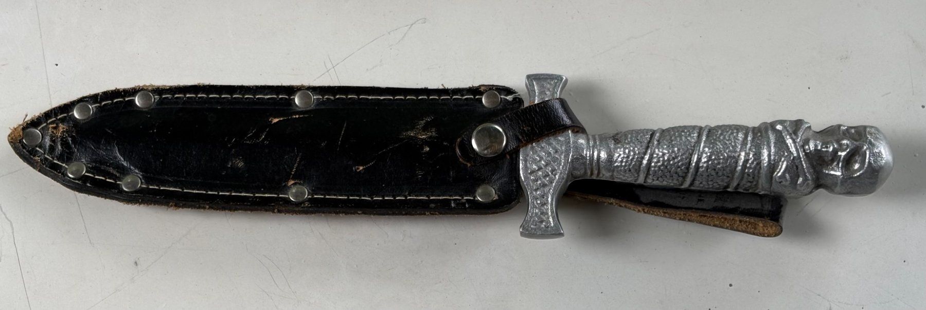 Armes blanches: MESSER MIT SCHEIDE ROSTFREI – D'occasion à Ostermundigen par wini63