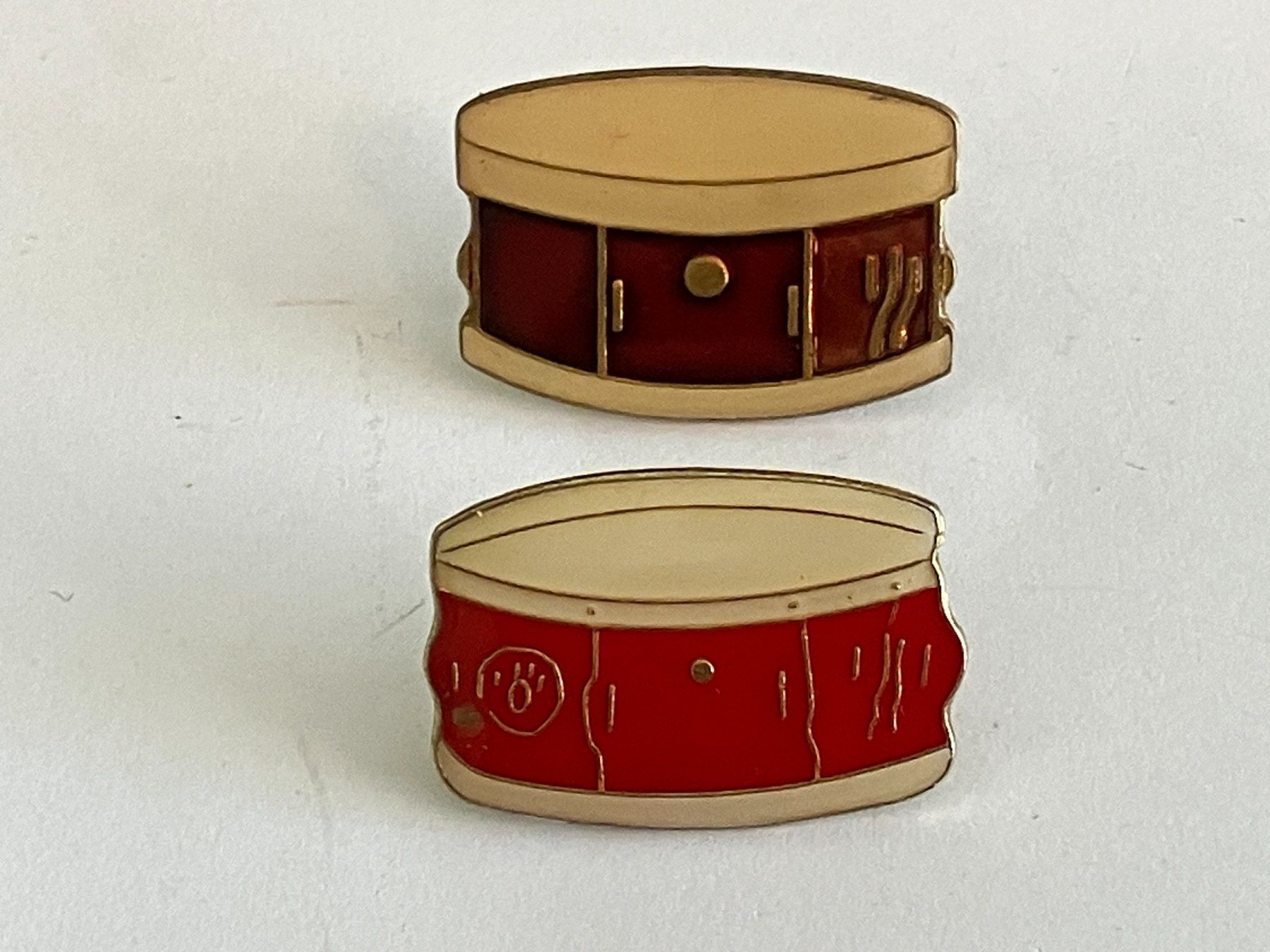 Placchette & Badge: 2 Pin Trommel Tamburin – Usato da Basel venduto da djwwpp