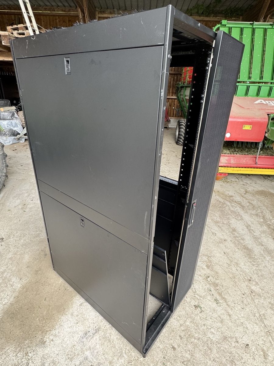 Apc Racks & Cavalletti: Verkaufe gebrauchten APC Serverschrank / Serverrack. – Difettoso da Aristau venduto da bro_k98s 1