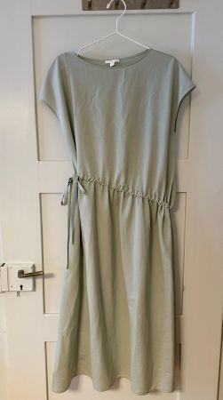 COS Asymmetrisches Kleid