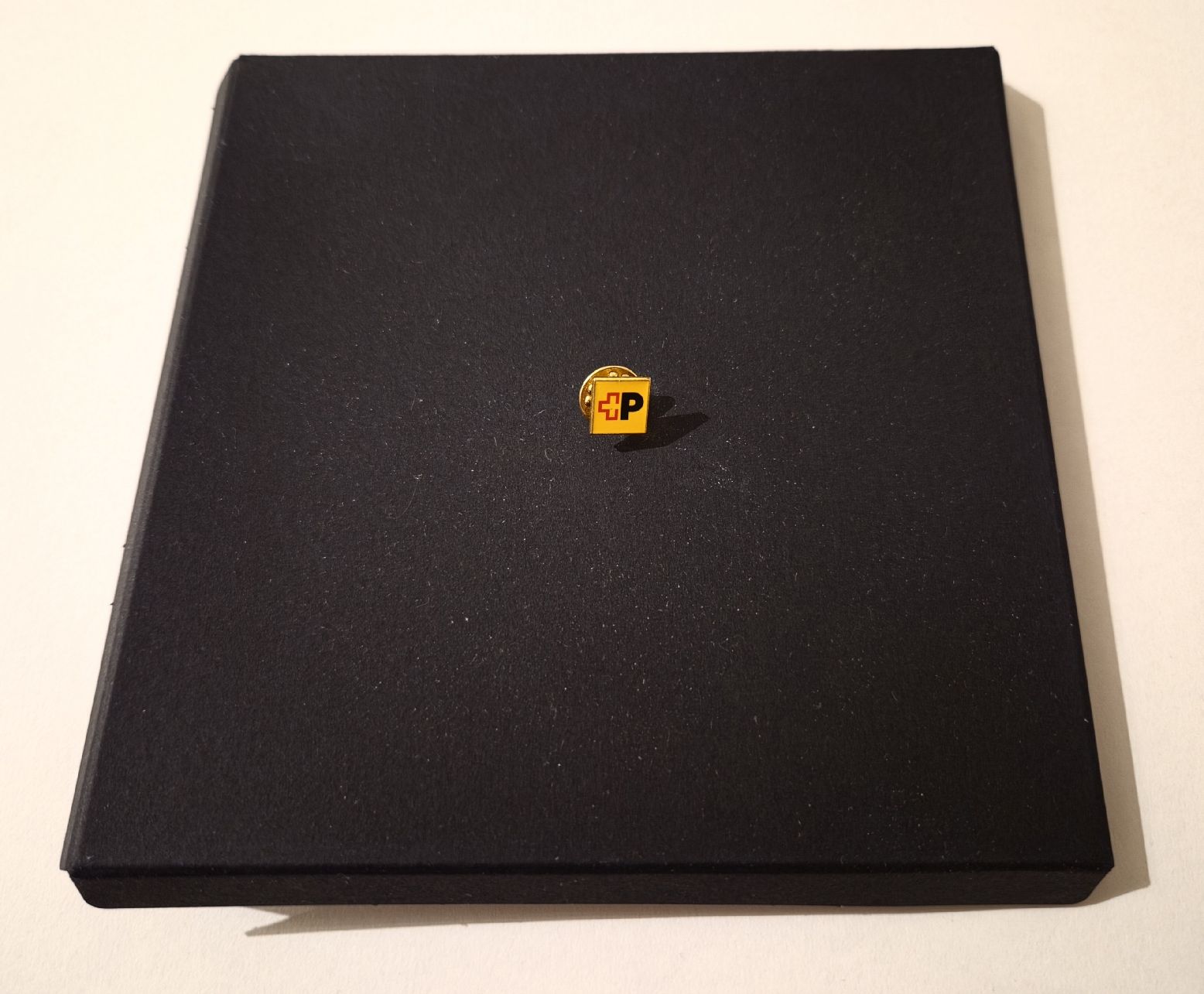 Placchette & Badge: Ansteckpin Post (neues Logo) – Nuovo e nell'imballaggio originale da Schaffhausen venduto da Alforall 2