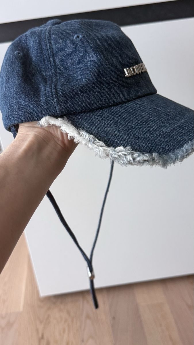 Jacquemus Copricapi, berretti & cappellini: Casquette Jacquemus denim franges taille unique neuf – Usato da Cham venduto da Ezhdoll 5