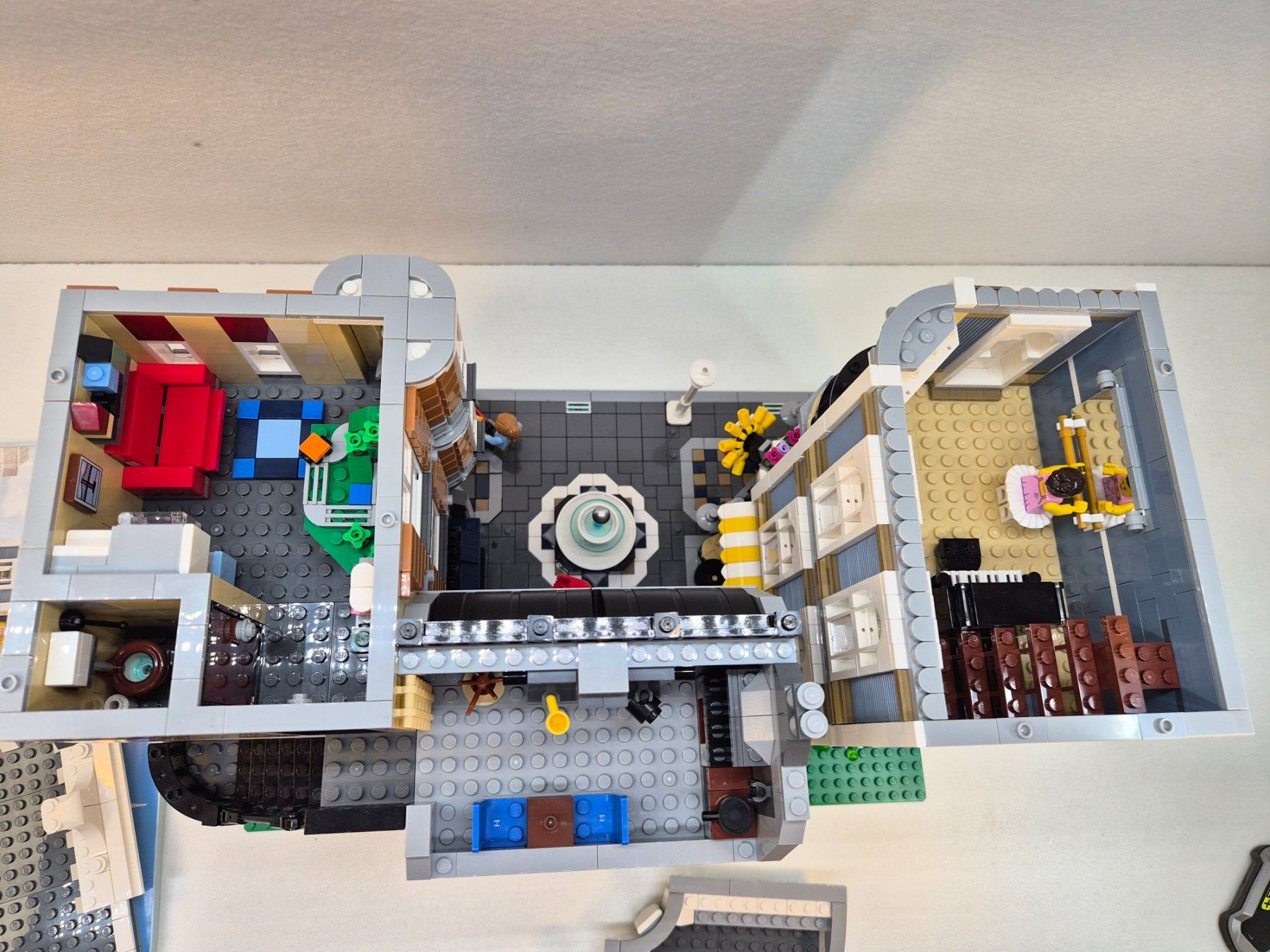 Lego Spielzeuge: Lego Creator Expert,Modular Buildings, Assembly Square,10255 – Gebraucht aus Wauwil von SoLeWa 6