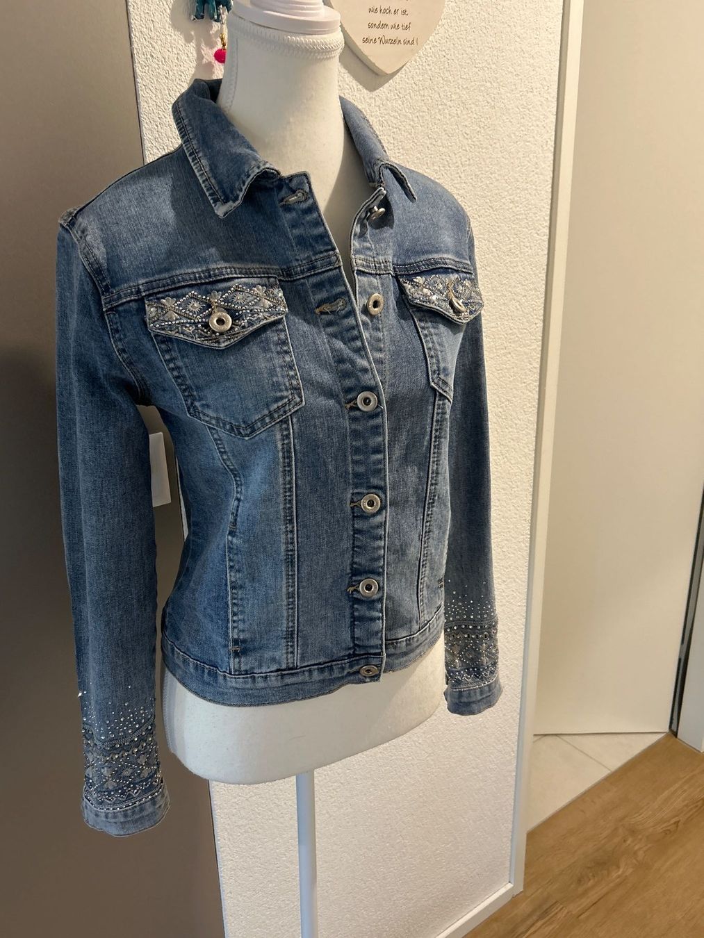 Vestes: Damen Jeansjacke blau mit Strasssteine – Neuf (Voir description) à Brunnen par Nala2929 2