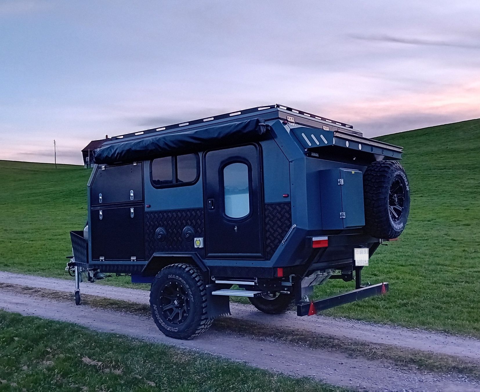 Anhänger: Offroad Wohnananhänger Allroad Caravan AM03 Top Zustand – Gebraucht aus Stein AR von Validus 1