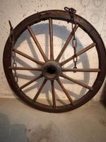 Antikes Wagenrad mit Ketten, Deko, Bauernhaus-Stil