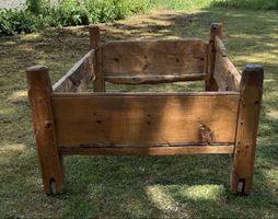 Lit ancien en bois brut 1754 état rustique