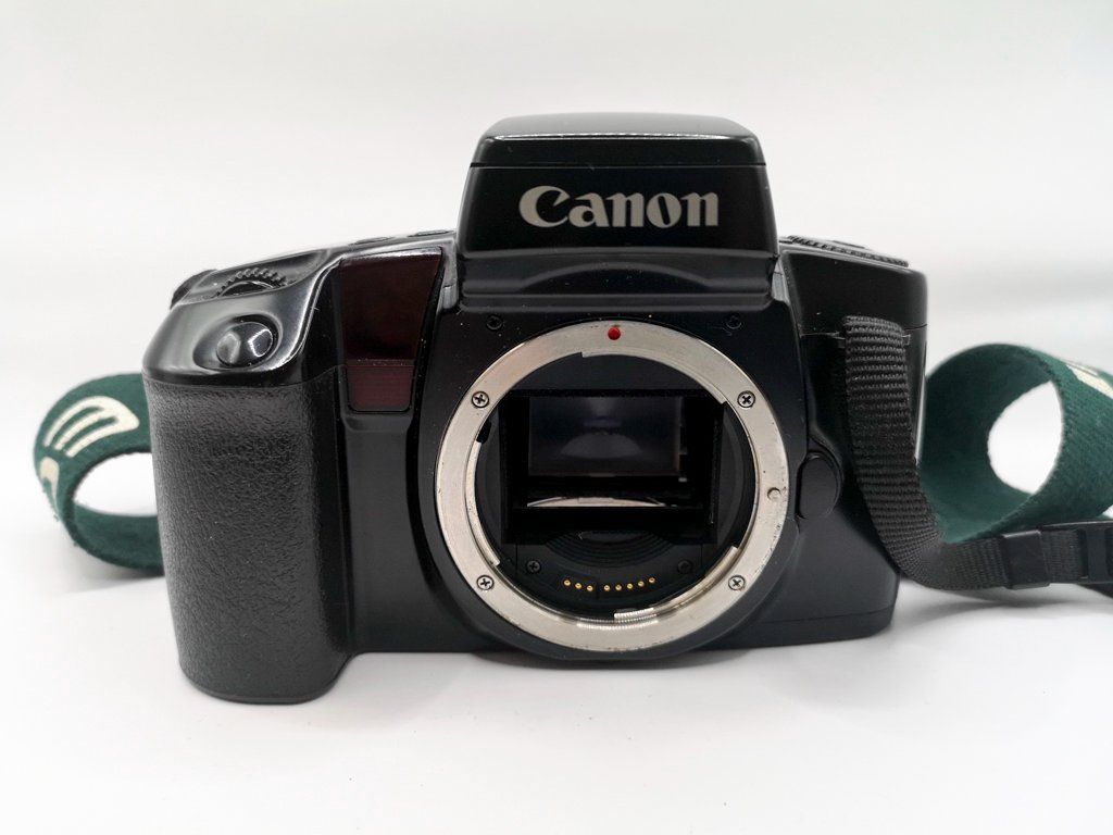 Canon Fotocamera: Canon EOS 100 analoge Kamera mit Objektiv – Usato da Sargans venduto da Botanico 5