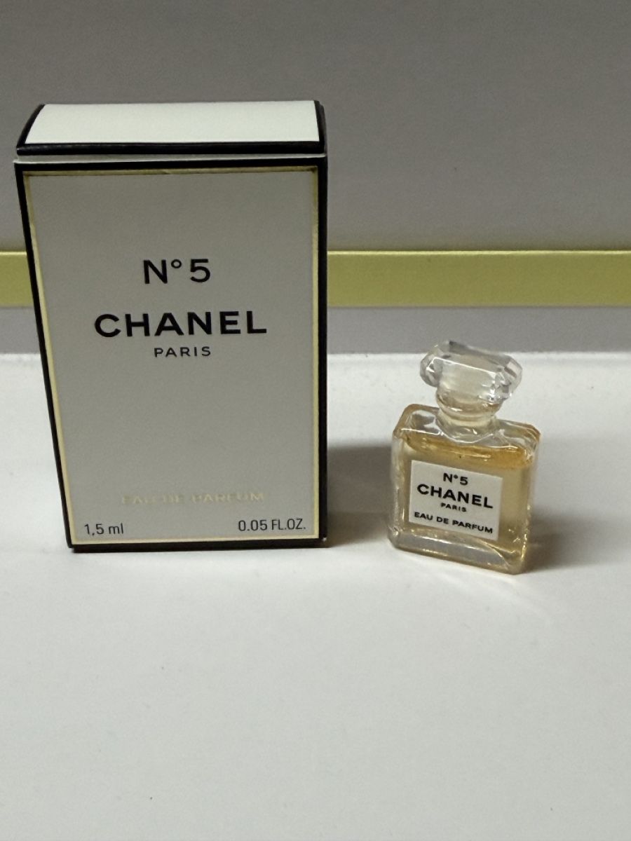 Chanel Profumi & Eau de Toilette: Chanel No5 eau de parfum miniature 1.5 ml  – Nuovo e nell'imballaggio originale da fey venduto da Caductilometre