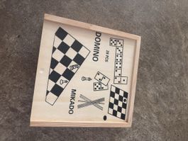 Holzspielbox mit Domino Dame Schach Mikado guter Zustand