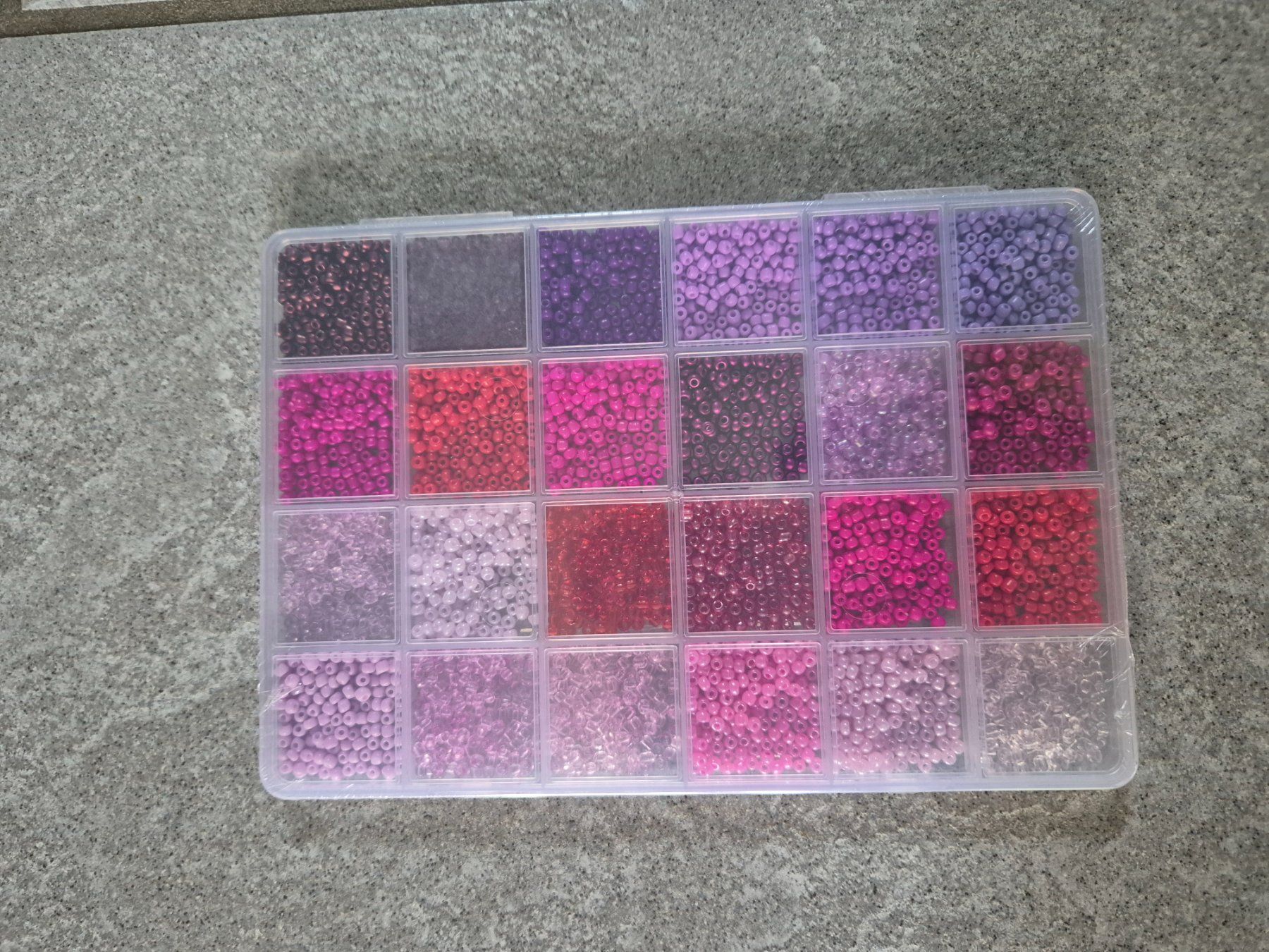 Perle (finte): Rocailles Perlen, 24 versch. Farben – Nuovo e nell'imballaggio originale da Läufelfingen venduto da Netti04 3