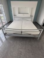 Doppelbett mit Lattenrosten (1x motorisch) und Matratzen
