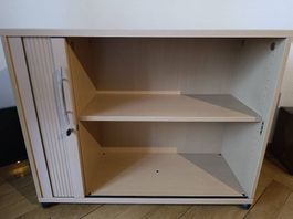 Lateralschrank aus hellem Holz