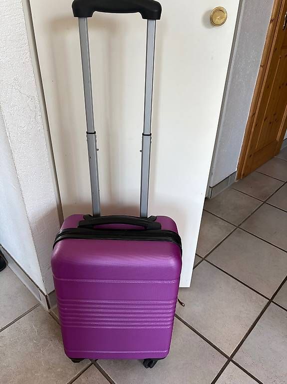 Reisekoffer: Rollkoffer Violett – Gebraucht aus allschwil von sophie141208 1