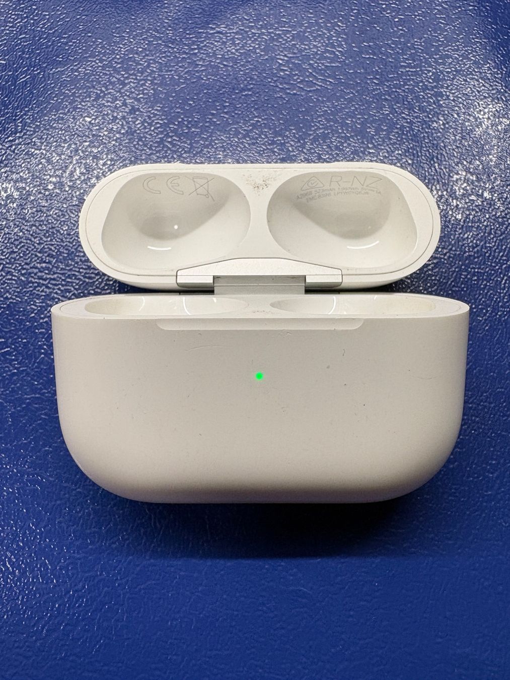 Apple Cuffie: Apple AirPods Pro 2 charging case (A2968). – Usato da Lausanne venduto da Zorrus77