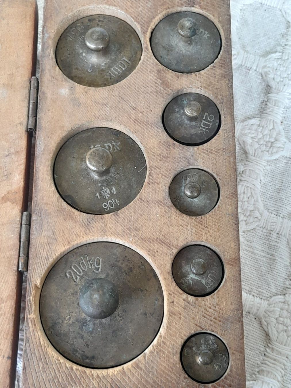 Bilance e pesi: Altes Gewichte-Set mit Holzkasten – Usato da Thun venduto da Treff.....e 3