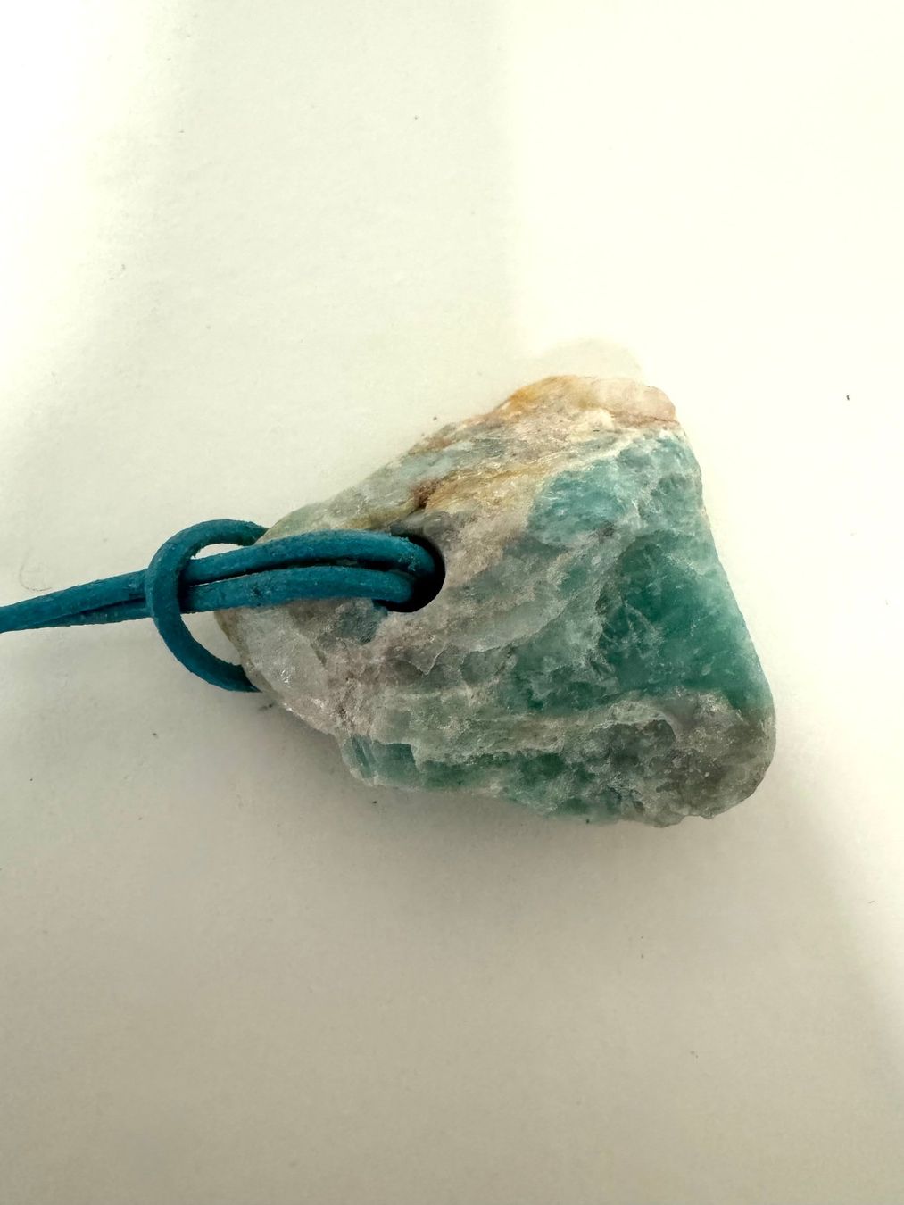 Pietre preziose: Amazonit roh  an Lederkordel – Nuovo (secondo la descrizione) da Biberist venduto da tl-schmuck 1
