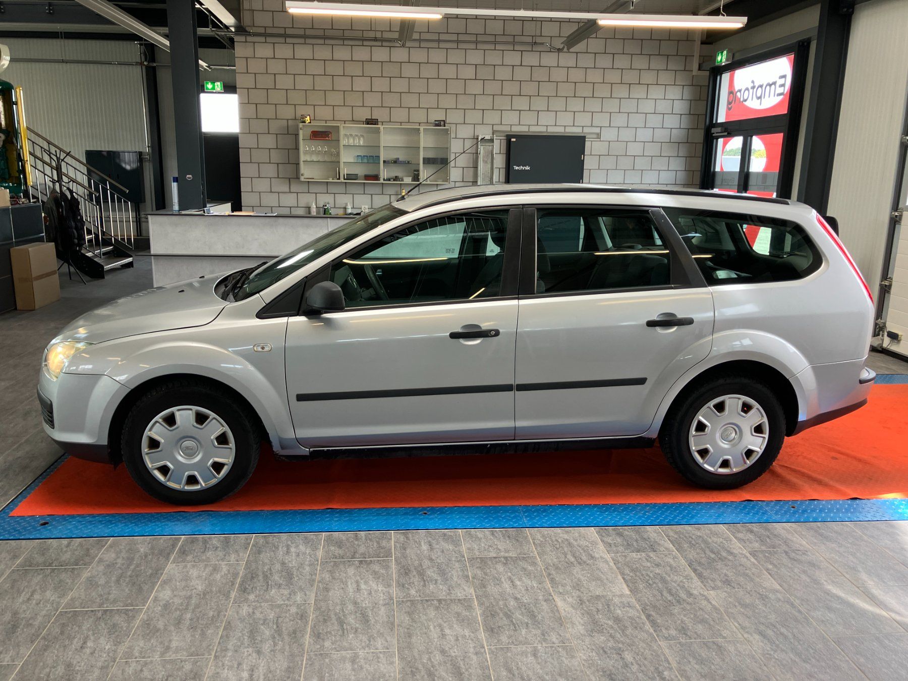 Ford Autos: FORD Focus 1.6i Carving Automatic – Gebraucht aus Gampelen von Steuer0 9