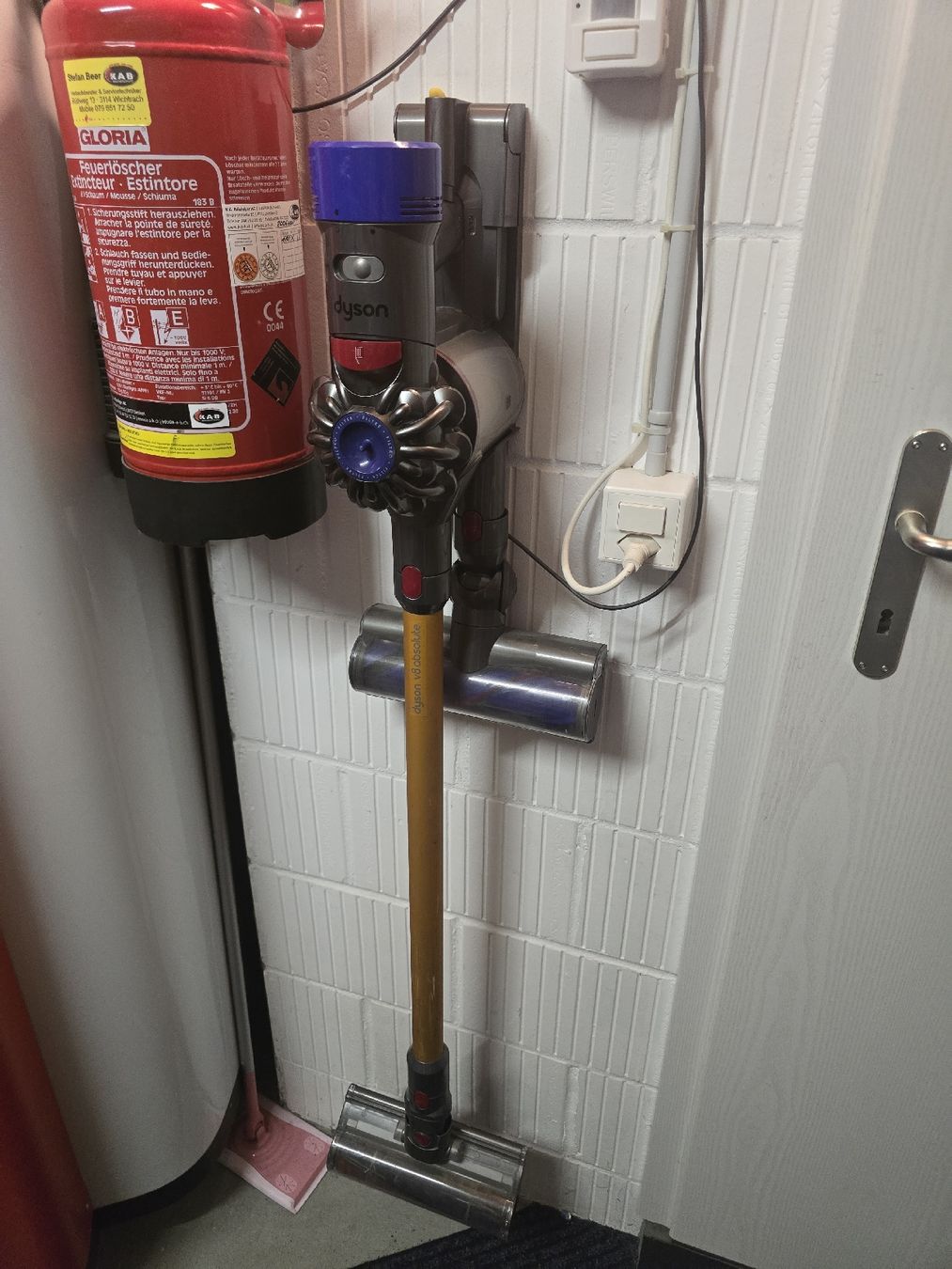 Dyson Aspirapolveri & Accessori: Dyson V8 Absolute Staubsauger guter Zustand – Usato da Arni BE venduto da bomba15