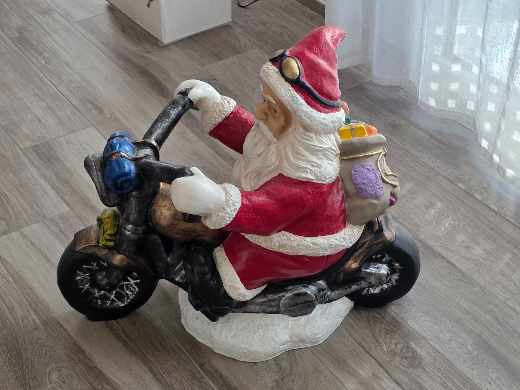 Toutes les décorations: Nicolaus mit Motorrad  (Höhe 56cm, Länge 70cm, Breite 40cm) – D'occasion à Duggingen par merlinmerlin 1