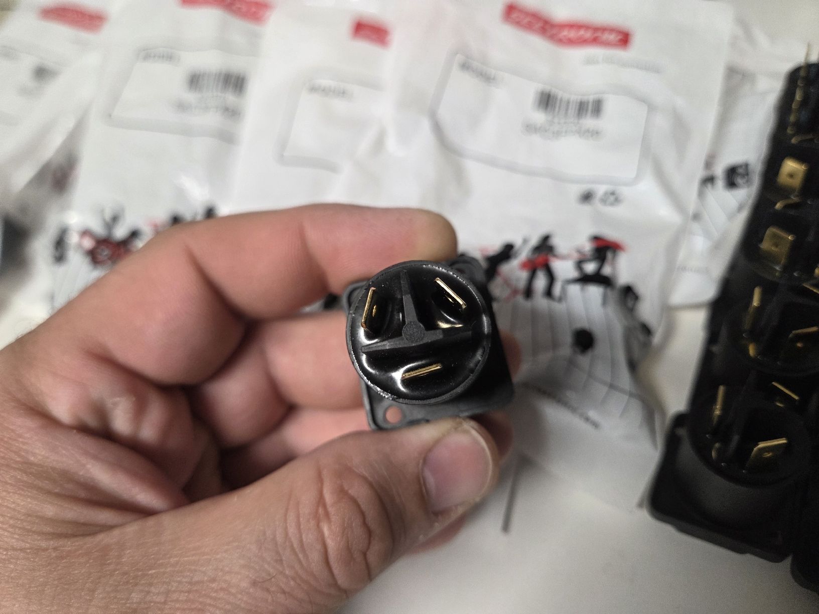 Spine: Seetronic SAC3FPX20 PowerCon TRUE1 TOP Chassis-Stecker – Nuovo e nell'imballaggio originale da Zürich venduto da eymen20 1
