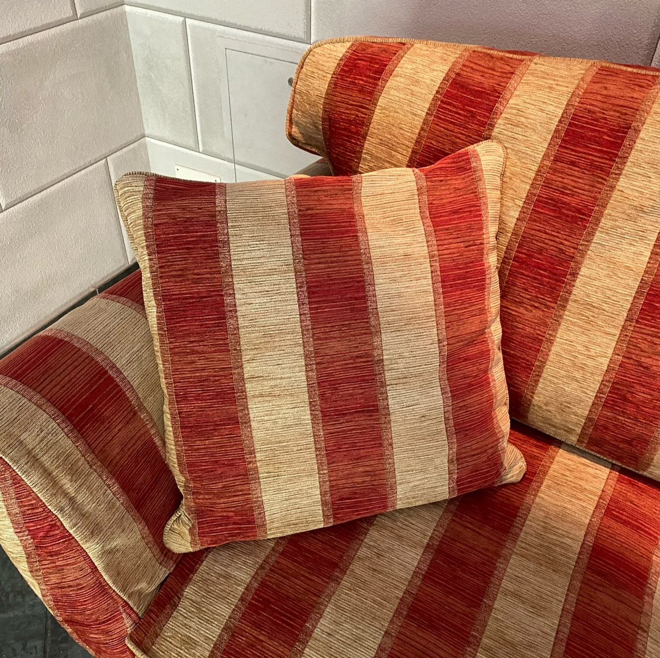 Divani: Englisches Designer Sofa gestreift rot/beige Stoff – Usato da Ronco sopra Ascona venduto da liz_dbg6 3