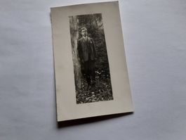 SCHWIIZER JUGEND DAZUMAL - EIN JüNGLING SCHTEHT im WALDE ...