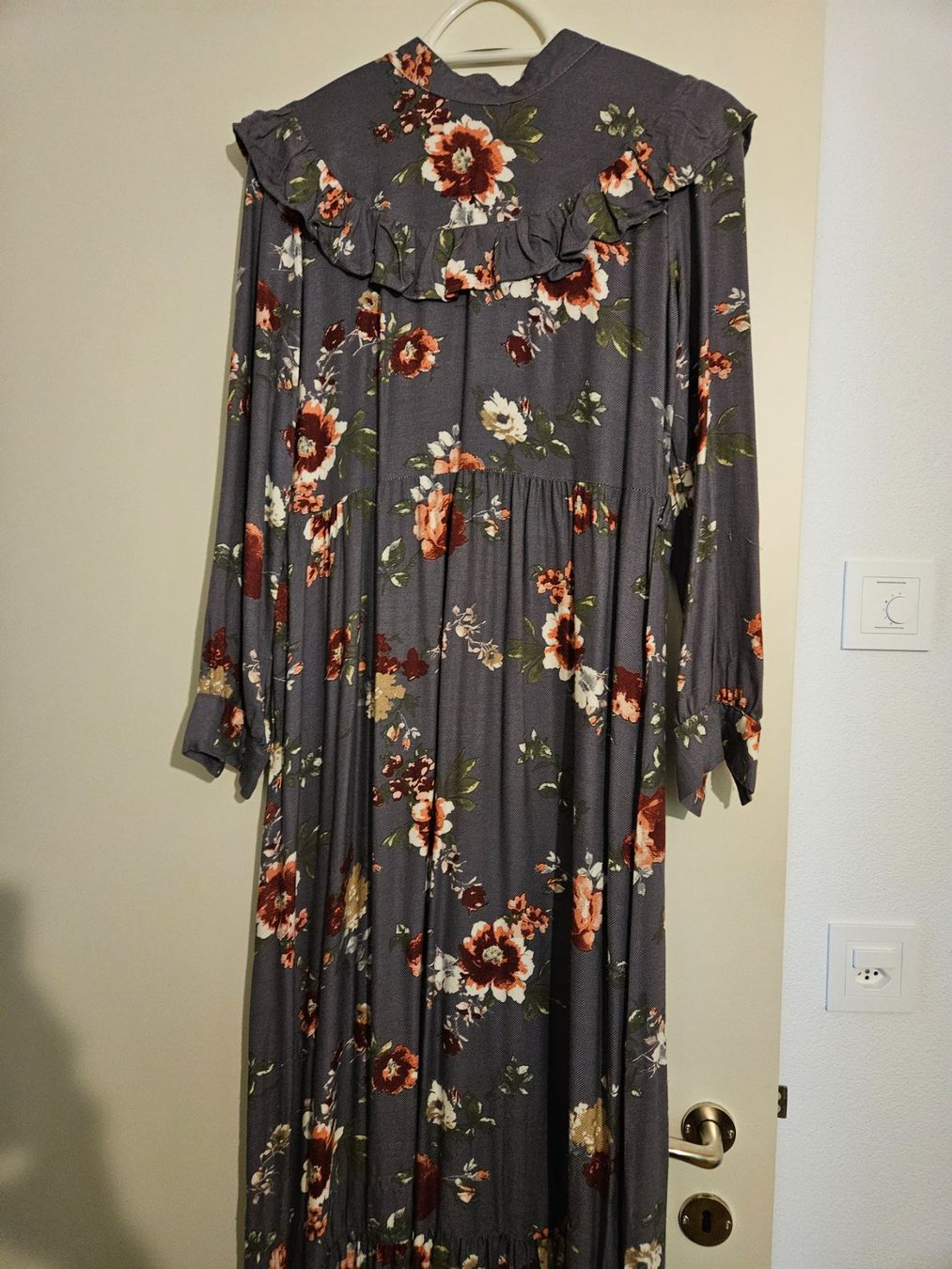 Vestiti: Herbstkleid Blumenmuster Rüschen Gr. XL dunkelgrau Midi e... – Nuovo (secondo la descrizione) da Sennhof (Winterthur) venduto da HG2019