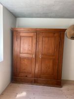 Alter Holzschrank