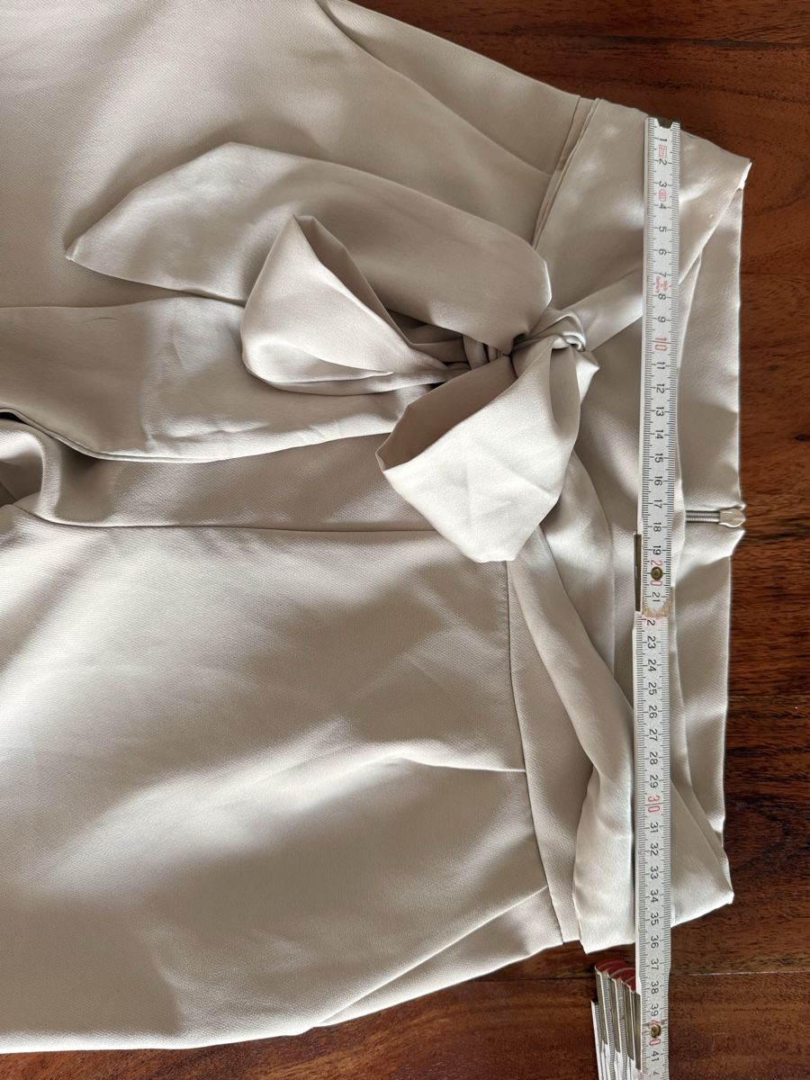 Pantaloni: Neue Hose "New Collection" Beige mit Bindegürtel, Gr. 36 – Usato da Staad SG venduto da Chirrari 4