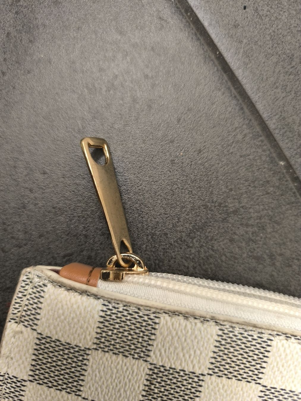 Borse da donna: Pochette Damier Azur hell gebrauchter Zustand – Nuovo e nell'imballaggio originale da Zürich venduto da SwissWardrobe 1