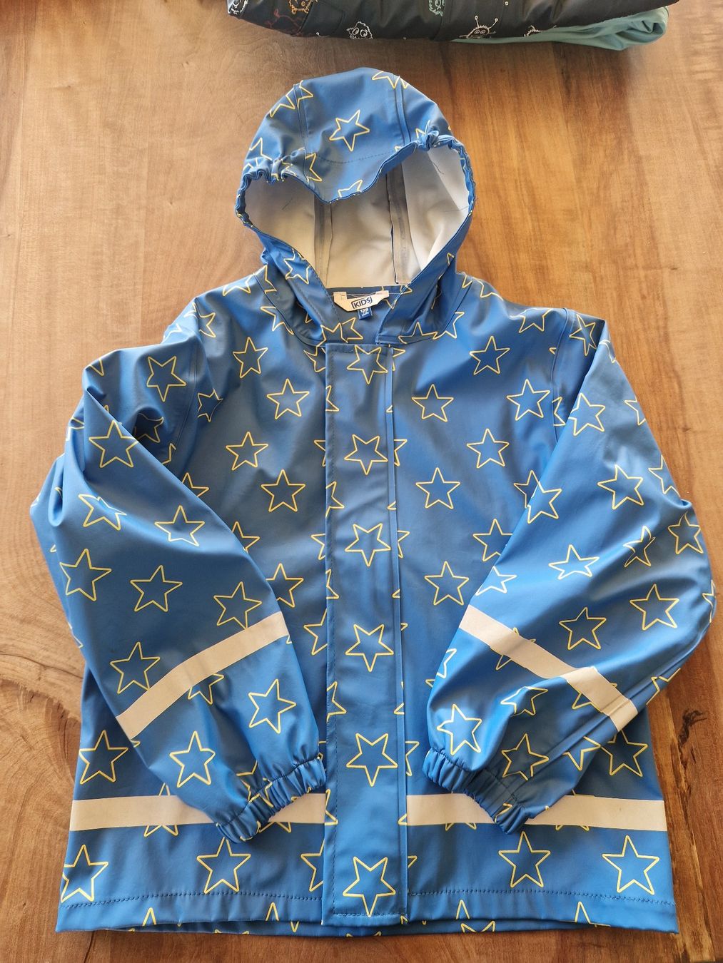 Jacken & Mäntel: Regenjacke mit Sternen KIDS 128 – Gebraucht aus Giswil von monimaus08