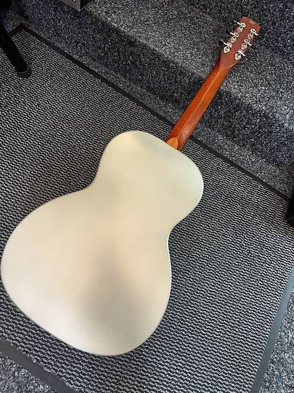 Strumenti musicali: Gretsch G9201 Honey Dipper  – Nuovo e nell'imballaggio originale da Morges venduto da GvnMusic 1