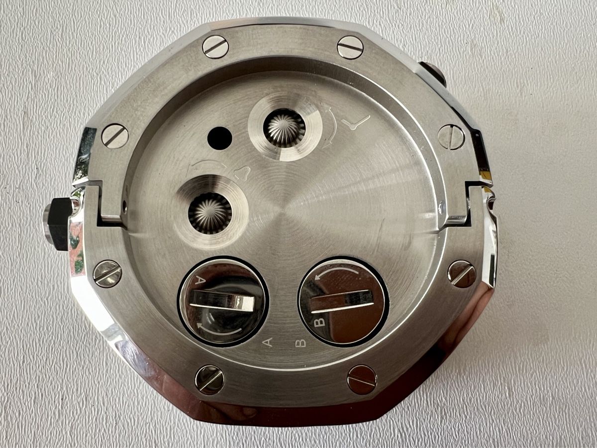 Sveglie: Audemars Piguet Royal Oak Offshore Table Clock 2016, SRP3500 – Nuovo e nell'imballaggio originale da Le Mont-sur-Lausanne venduto da LycaGallery 5