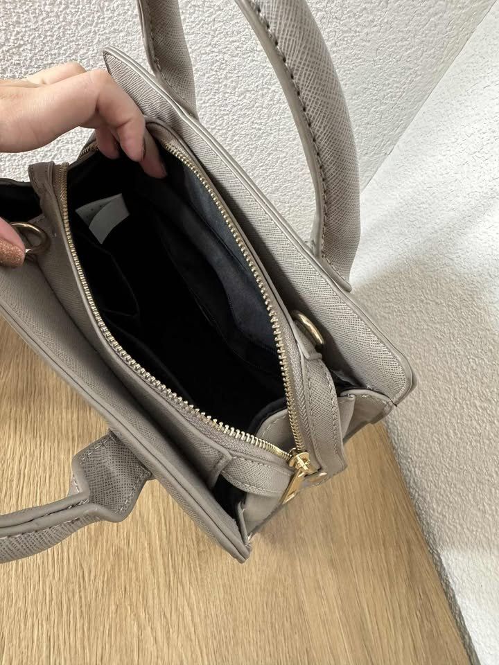 Borse da donna: neue khaki graue Handtasche – Nuovo e nell'imballaggio originale da Wil SG venduto da ale_x2zk 2