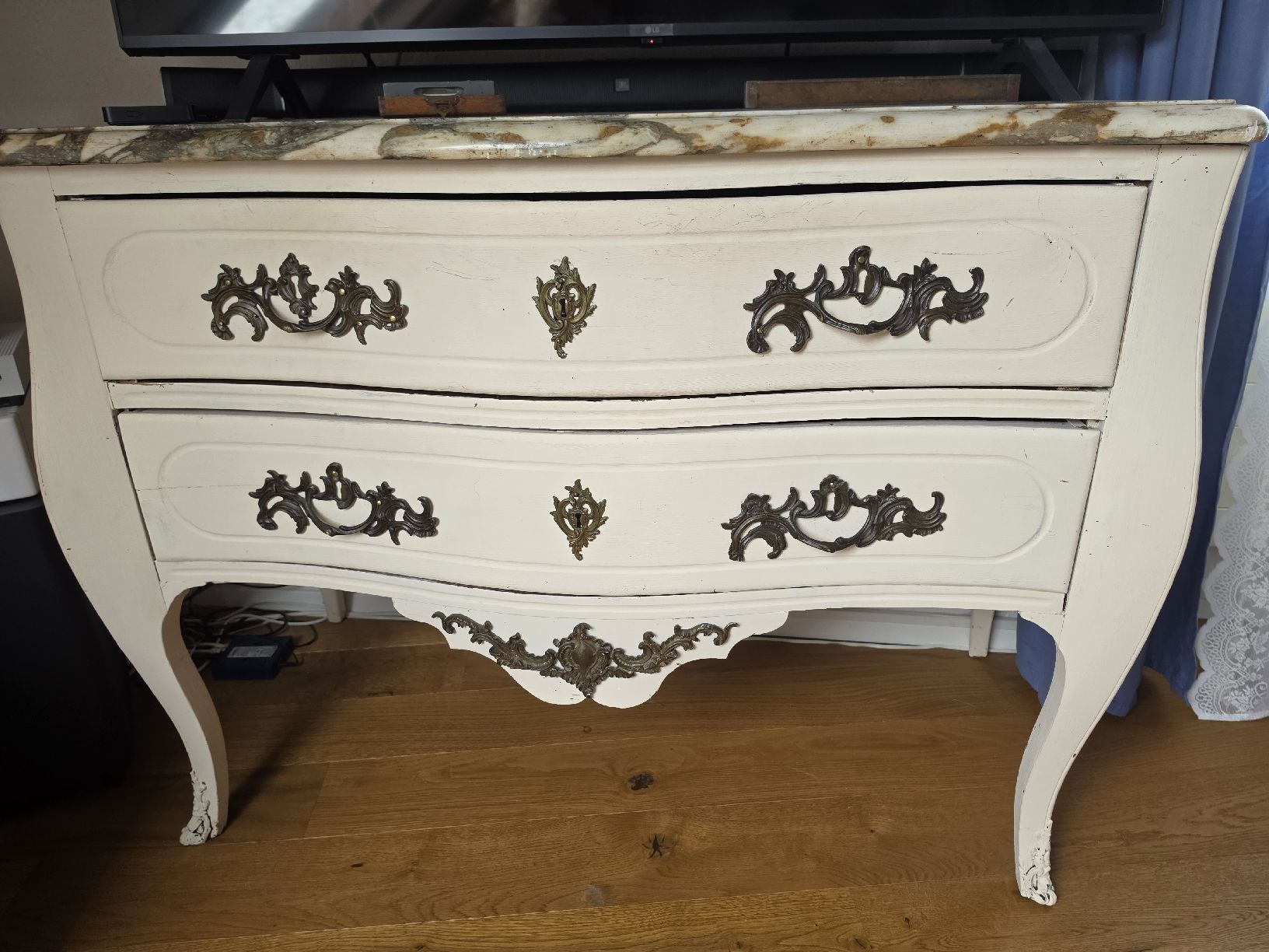 Commodes: schwere massive Kommode Shabby  – D'occasion à Metzerlen par briwoo