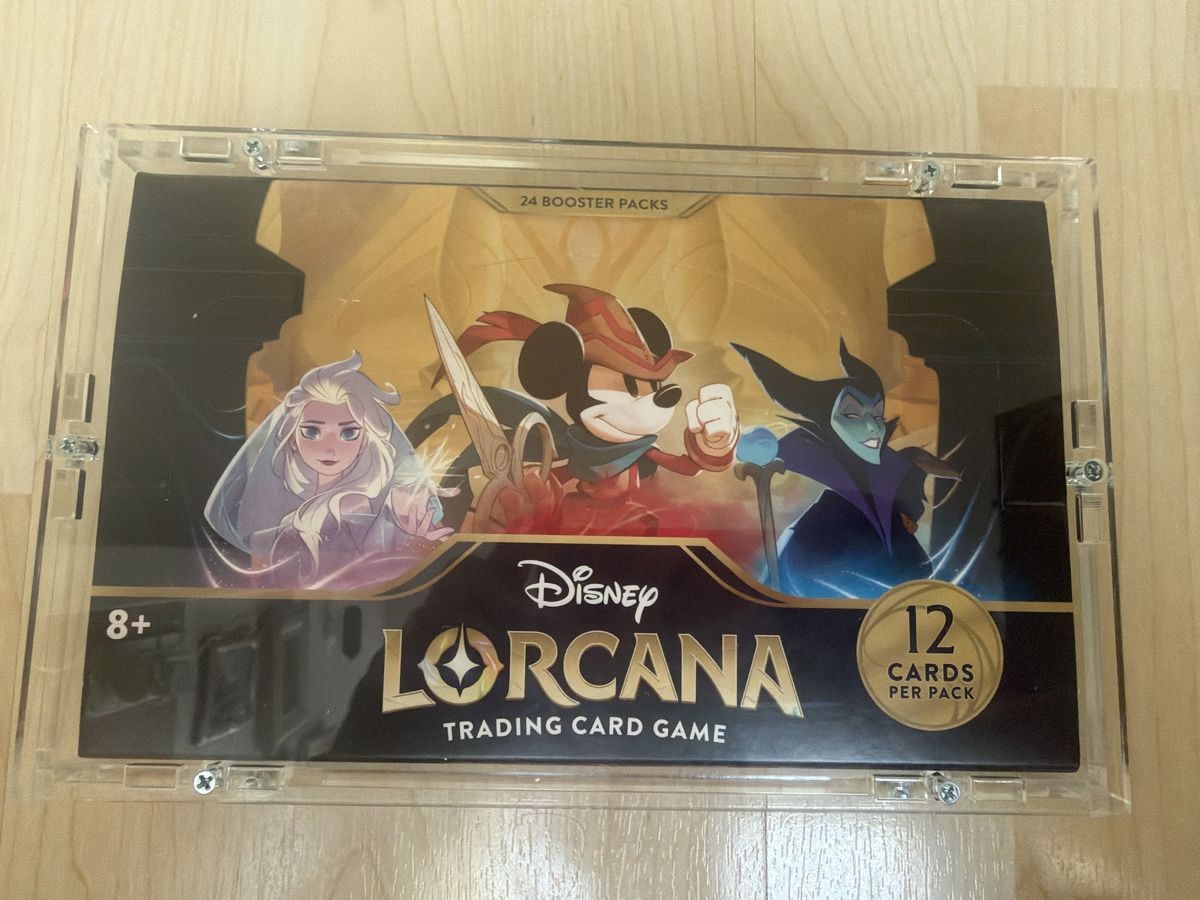 Disney Carte collezionabili: Lorcana First Edition First Print Display Englisch with Case – Nuovo e nell'imballaggio originale da Hubersdorf venduto da Der_sammel_shop