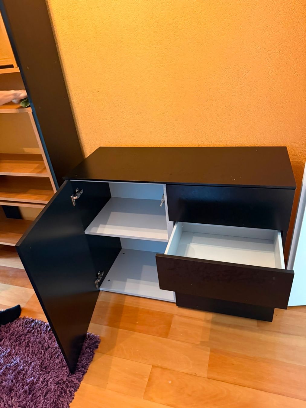 Livique Kommoden: Schwarze Kommode mit Schubladen und Schrank – Gebraucht aus Schindellegi von _Chiara_97 1