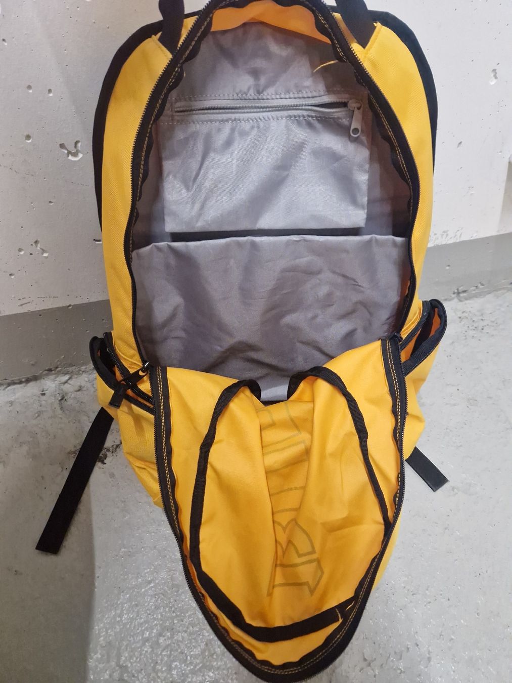 Burton Zaini: Burton Backpack for snowboarding – Usato da Zürich venduto da MarianaMoore 2