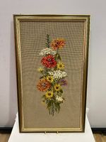 Vintage handgesticktes Blumenbild aus den 1970er Jahren