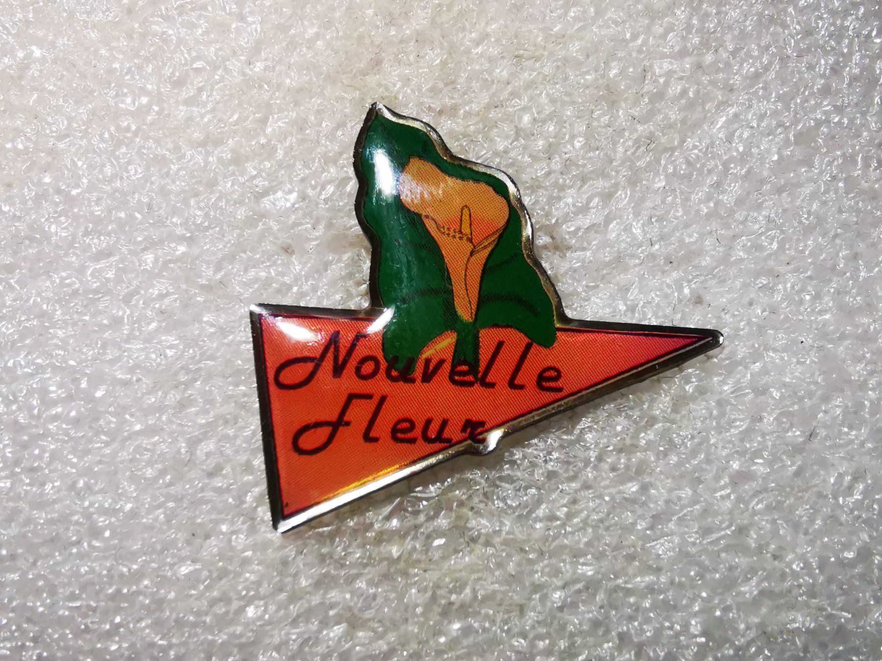 Plaketten & Abzeichen: Ansteckpin 88: Nouvelle Fleur – Gebraucht aus Oppligen von Pin-Fall-Shop