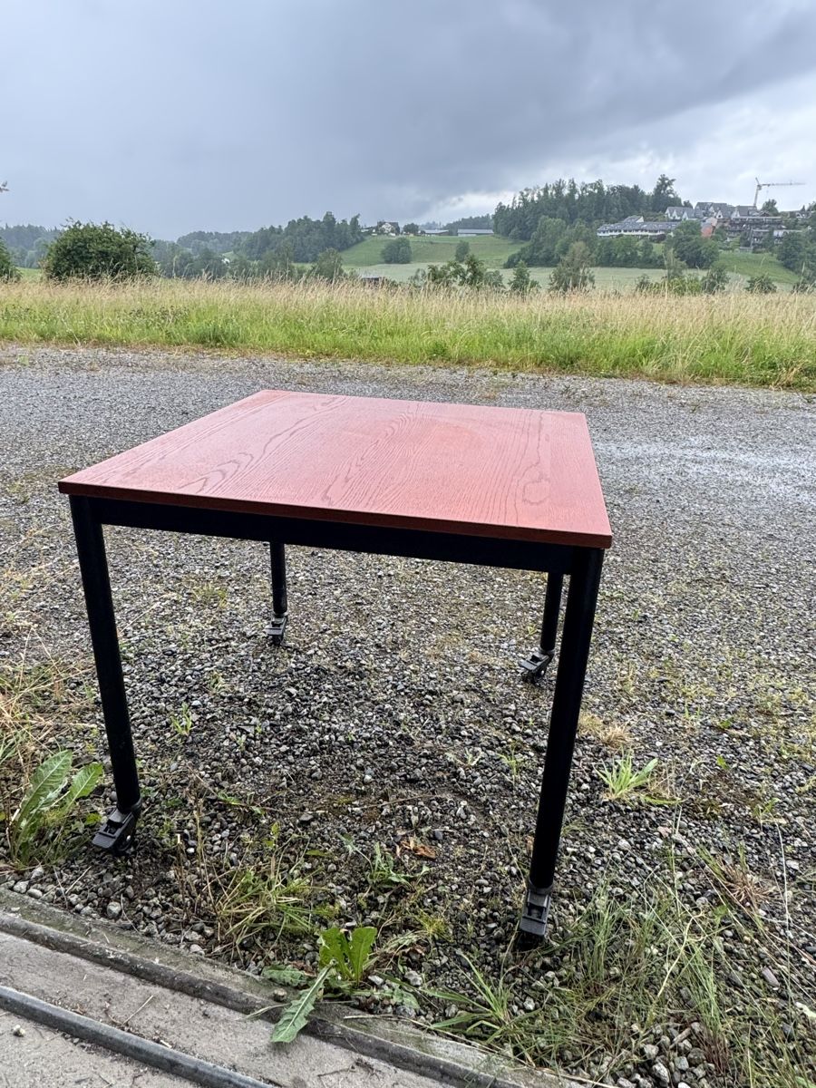 Scrivanie: Kleiner Tisch auf Rollen – Usato da Knonau venduto da val_sn6b